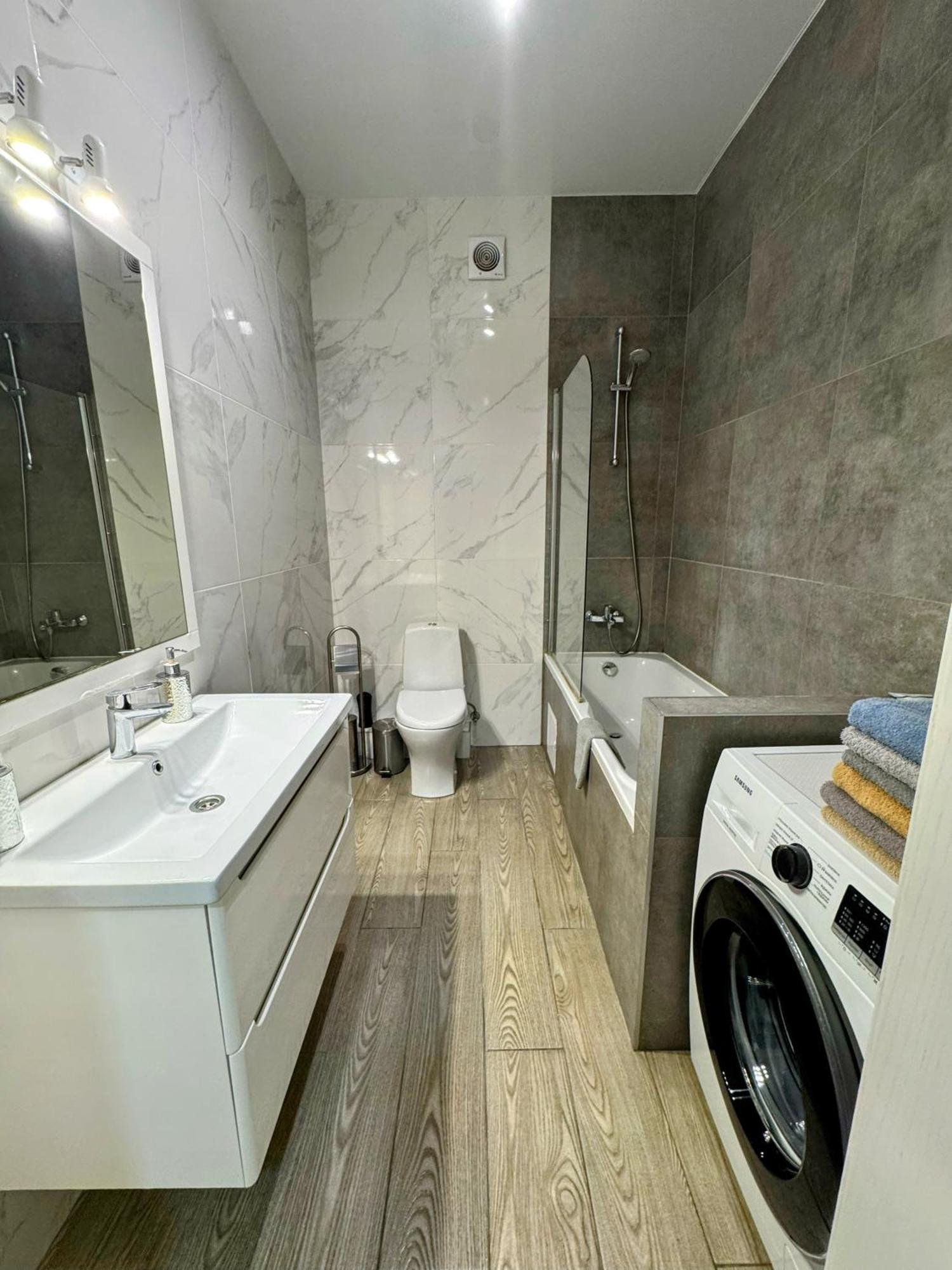 Vip Apartment У Центрі Міста, Новобуджк Театральний,Дуже Простора Rivne Eksteriør billede