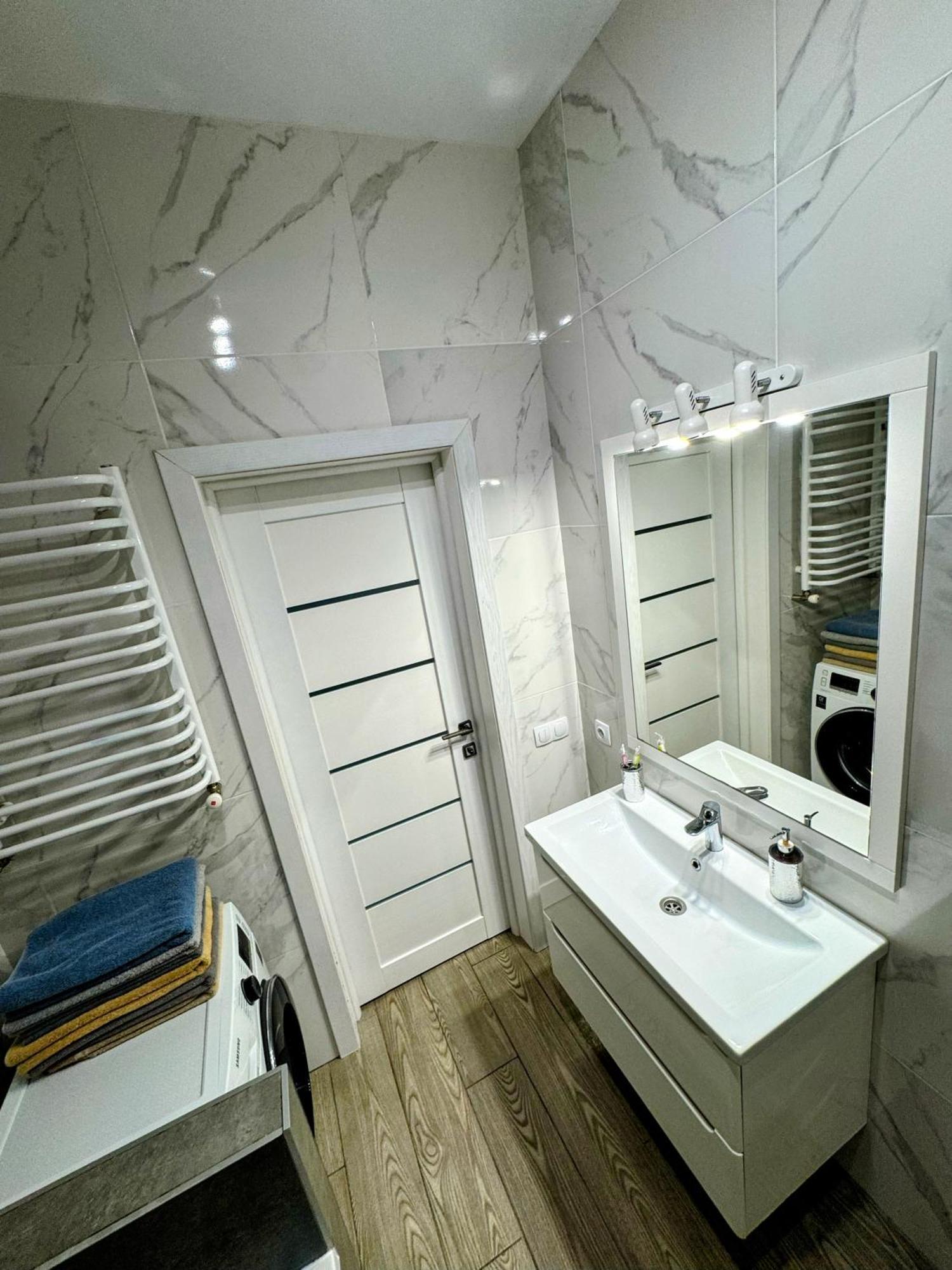 Vip Apartment У Центрі Міста, Новобуджк Театральний,Дуже Простора Rivne Eksteriør billede